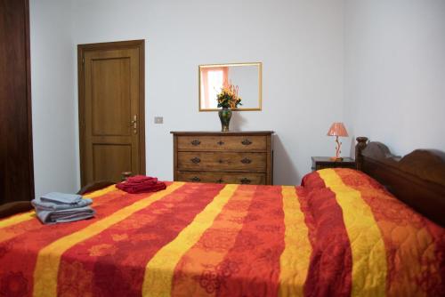 um quarto com uma cama com um cobertor colorido em Pretty Appartament Beb em Alghero