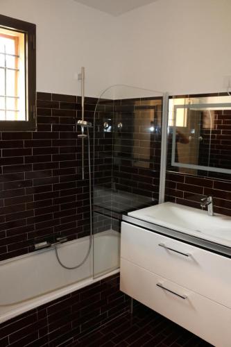 une salle de bain avec une douche, un lavabo et une baignoire dans l'établissement French Riviera - Vaugrenier, à Villeneuve-Loubet