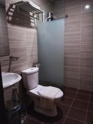 a bathroom with a toilet and a sink at Kampar Boutique Hotel (Kampar Sentral) in Kampar