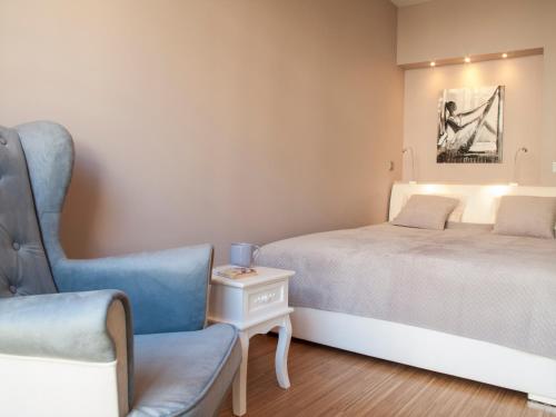 ワルシャワにあるLuxury PRIMA Apartment City Nowy Światのベッドルーム1室(ベッド1台、椅子1脚付)