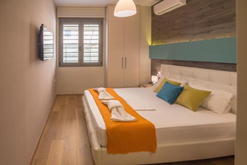 ハニア・タウンにあるUTOPIA luxury apartmentのベッドルーム(大きな白いベッド、カラフルな枕付)