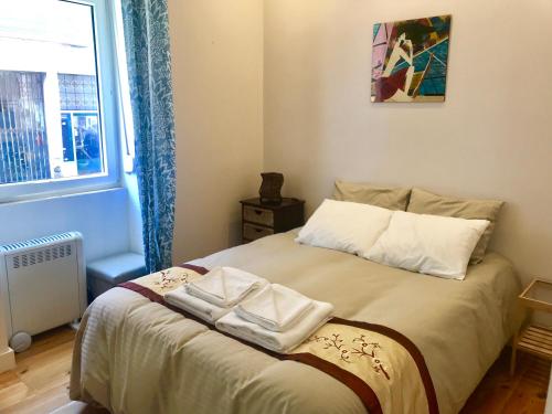ein Schlafzimmer mit einem Bett mit zwei Handtüchern darauf in der Unterkunft Sweet Apartment with Terrace in Central in Lissabon