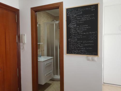 トロクスにあるEdificio Barcelonaの洗面台付きのバスルームの黒板の看板