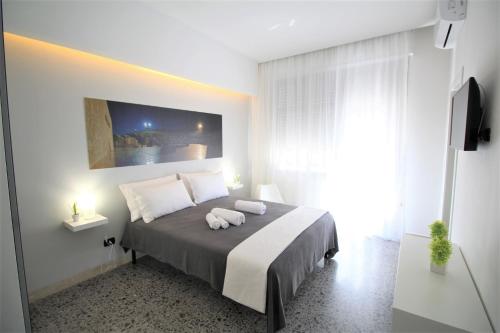 um quarto com uma cama com duas toalhas em Mythos Affittacamere em Siracusa