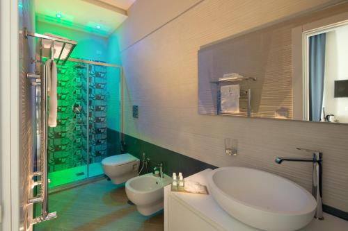 A bathroom at Naplesuite