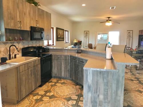 Kuchyň nebo kuchyňský kout v ubytování Royal Hideaway