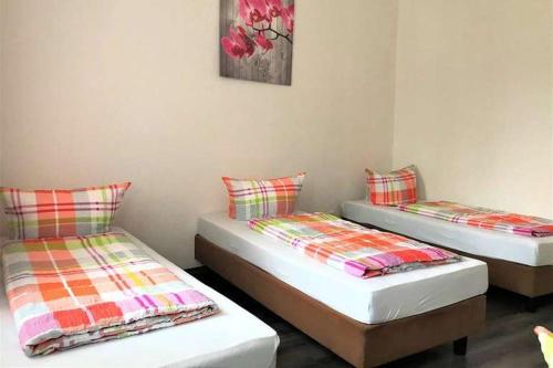 2 łóżka pojedyncze w pokoju z: w obiekcie Hostel "Berkut" w Norymberdze