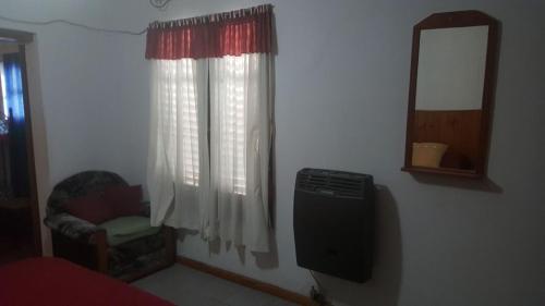 Habitación con ventana con altavoz y espejo en Departamentos Calamuchita en Santa Rosa de Calamuchita