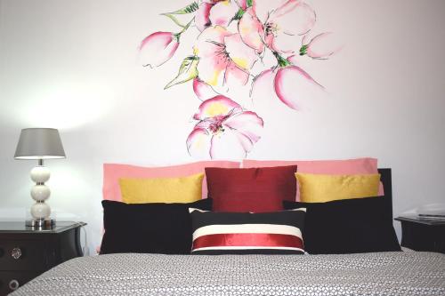 フンシャルにあるGlamdream Apartmentのベッドルーム1室(花の壁画が壁に施されたベッド1台付)