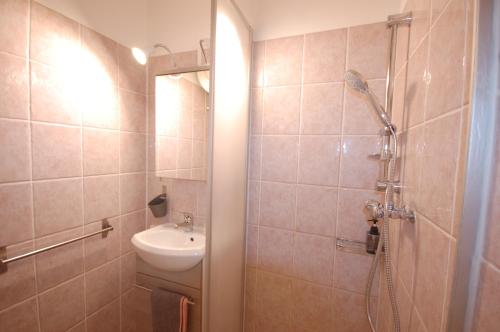 une salle de bain avec douche et lavabo dans l'établissement Studio Moderne - Plage du Grazel, à Gruissan