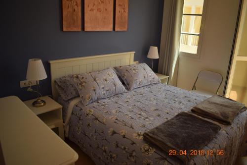 カレタ・デ・フステにあるDuplex Amuley Marのベッドルーム1室(ベッド1台、椅子、窓付)