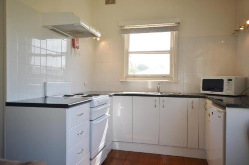 A kitchen or kitchenette at Breakers 3 2 Hill Street