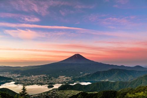 a view of a mountain with a city and a river at Cyokiya Lake Saiko in Fujikawaguchiko