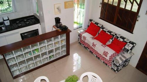 - un salon avec un lit et une cuisinière dans l'établissement Chalé Morada dos Sonhos, à Vera Cruz de Itaparica