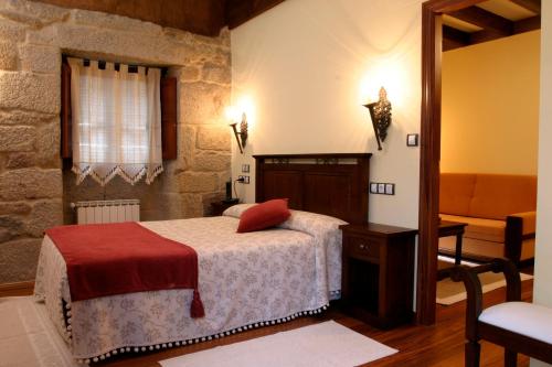 Katil atau katil-katil dalam bilik di Hotel O Portelo Rural