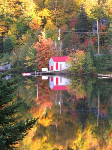 a house in the middle of a body of water at Gîte Vita Bella B&B in Saint Adolphe D'Howard