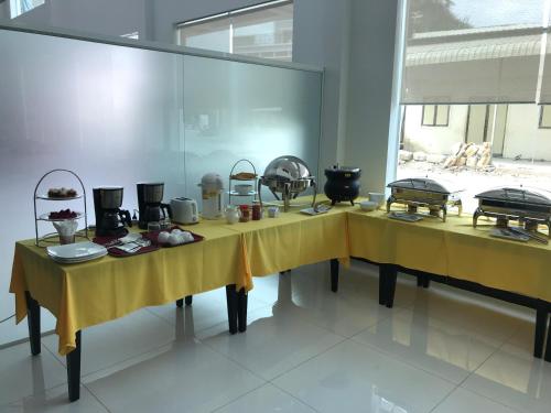 Utensilios para hacer té y café en Apple Hotel Two - Near Phnom Penh Airport
