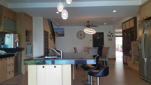 Η κουζίνα ή μικρή κουζίνα στο Melaka Beachfront Villa with Pool