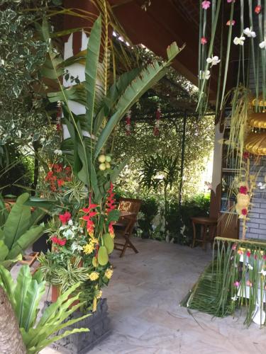 a patio with a bunch of flowers and plants at Villa Campi Sorga in Senggigi 