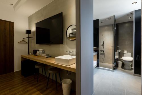 馬公市的住宿－綠的旅店，一间带水槽和卫生间的浴室