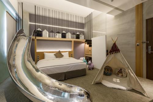 a bedroom with a bed and a tub in it at Green Hotel in Magong