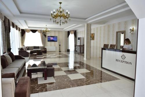 TV a/nebo společenská místnost v ubytování MariaLuis Hotel