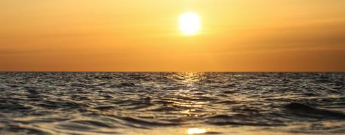 an image of a sunset over the ocean at Ośrodek Wypoczynkowy CHAMPION in Władysławowo