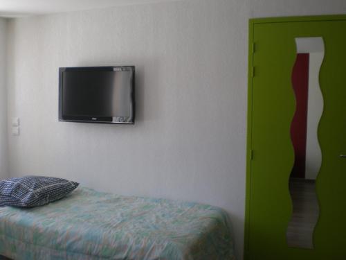 Телевизор и/или развлекательный центр в Appart Hotel de la Paix