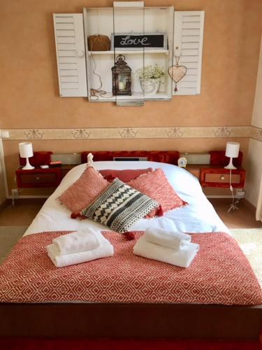 une chambre avec un lit avec deux serviettes dessus dans l'établissement La Maison du Bonheur - Grande maison de vacances classée 4 étoiles, à Le Boupère