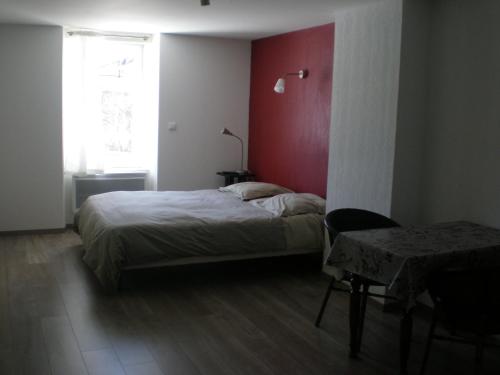Postel nebo postele na pokoji v ubytování Appart Hotel de la Paix
