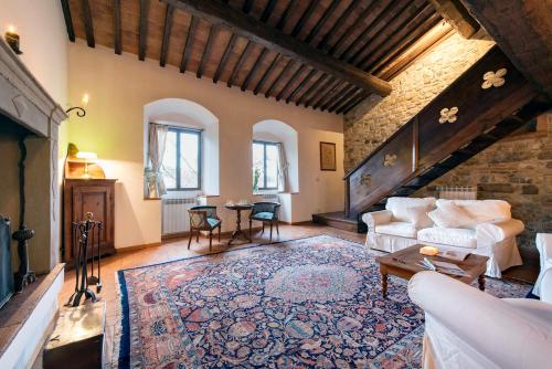 a living room with a couch and a table at Torre di Badia in Badia A Passignano