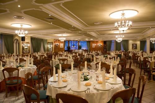 a dining room filled with tables and chairs at Hotel La Maruxiña in La Alameda de la Sagra
