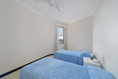 1 dormitorio con 2 camas y ventana en Sandpiper 9 25 Waugh Street, en Port Macquarie