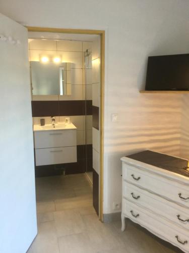 une salle de bain avec un lavabo et un miroir dans l'établissement Villa Macoran 2 étoiles, à Saint-Aygulf