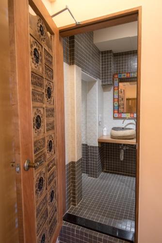 a bathroom with a shower with a glass door at Ripoll'es Homestay in Chishang