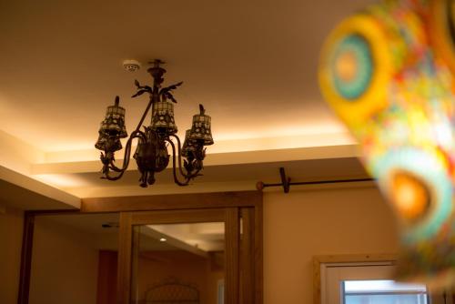 a chandelier hanging from a ceiling over a door at Ripoll'es Homestay in Chishang
