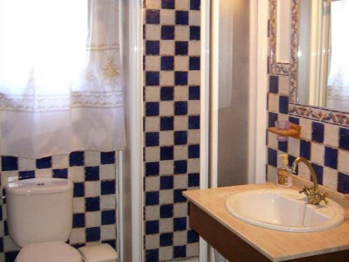 een badkamer met een toilet en een wastafel bij Casa Rural La Noria in La Escucha