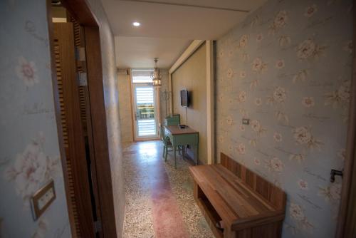 a hallway with a bench and a desk in a room at Ripoll'es Homestay in Chishang
