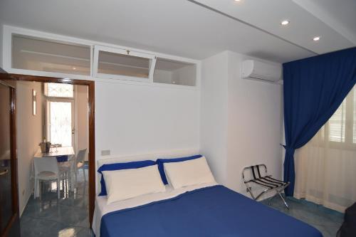 ミノーリにあるTac Tac Apartmentのベッドルーム(青と白のベッド1台、椅子付)
