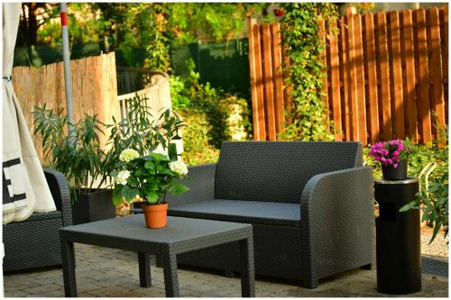 a patio with a chair and a table and plants at Motel Plus Berlin in Berlin