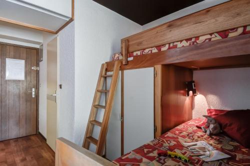 a bunk bed in a room with a ladder at Résidence Pierre & Vacances le Moriond in Courchevel