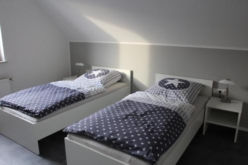 two beds sitting next to each other in a bedroom at FeWo-Nordwalde in Nordwalde