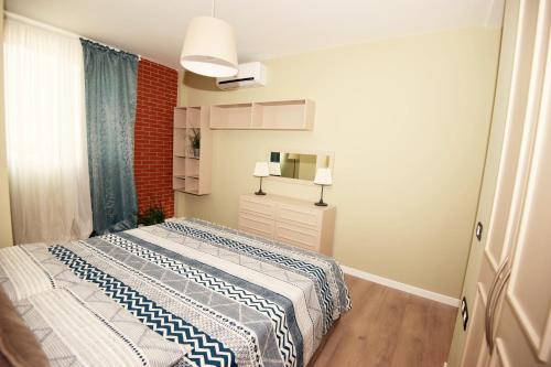 een slaapkamer met een bed in een kamer bij Dion Apartment in Tirana