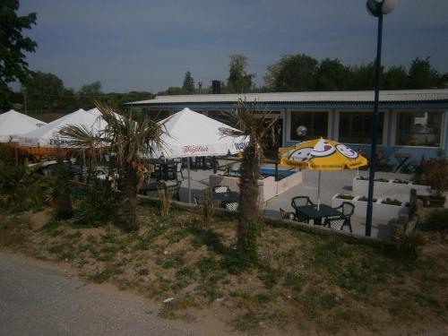 a restaurant with umbrellas and tables and chairs at Camping Klaus in Cavallino-Treporti