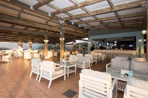 Mikes Beach Lux tesisinde bir restoran veya yemek mekanı