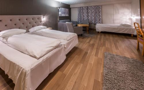 Кровать или кровати в номере Reisafjord Hotel