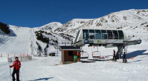 a person on skis in the snow near a ski lift at Casa Rural Mollo, Vall de Camprodon in Molló