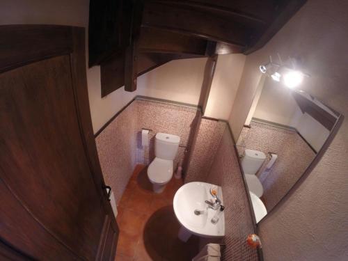 an overhead view of a bathroom with a toilet and a sink at Casa Rural Mollo, Vall de Camprodon in Molló