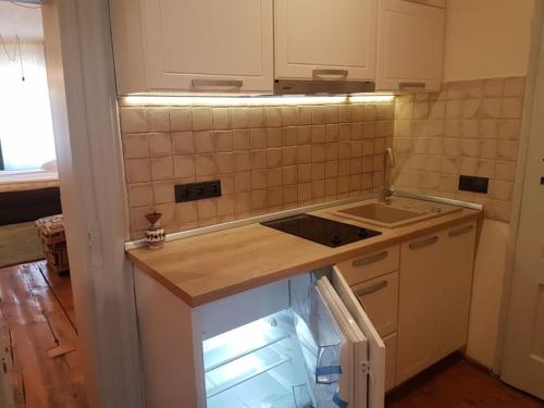 una cocina vacía con fregadero y fogones en Schiller Apartments, en Sibiu