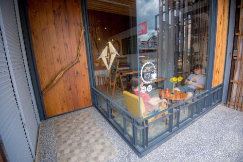 a window of a store with a child sitting in a laptop at Ripoll'es Homestay in Chishang